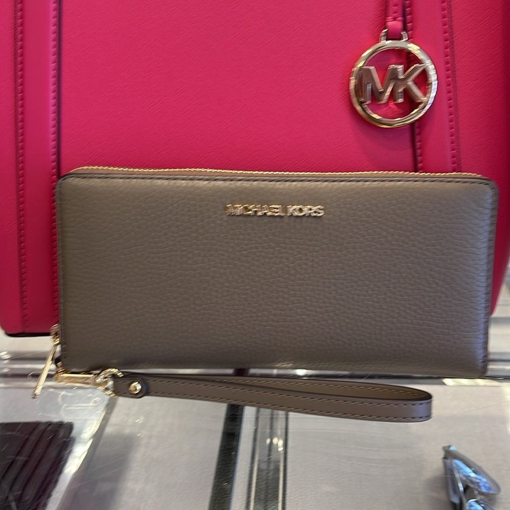 MICHAEL KORS
Leather Continental Wristlet Phone Case Wallet
Dusk
NWT - Picture 14 of 16